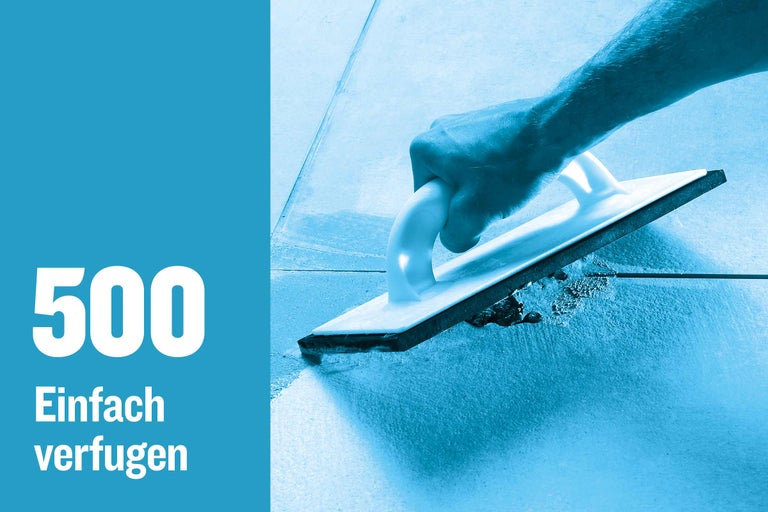 Fliesenleger mit Fugenbrett beim Verfugen von Fliesen