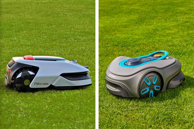 Zwei Rasenmähroboter auf einer Rasenfläche.