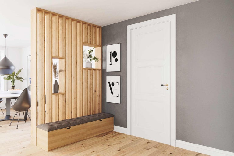 Heller Eingangsbereich mit Holzvertäfelung, Sitzbank und weißer Tür