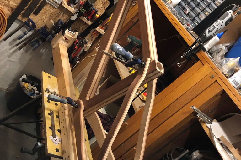 Werkstatt mit Holzkonstruktion, Werkzeugen und Werkbank