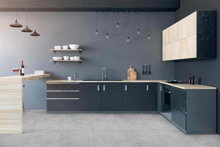 Moderne Küche mit Küchenschränken, Spüle, Regalen und Beleuchtung.