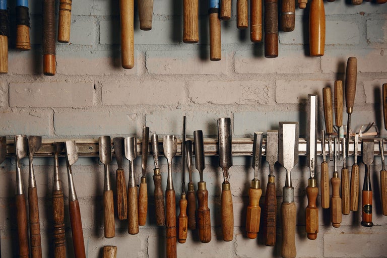 Verschiedene Stecheisen hängen an einer Wand