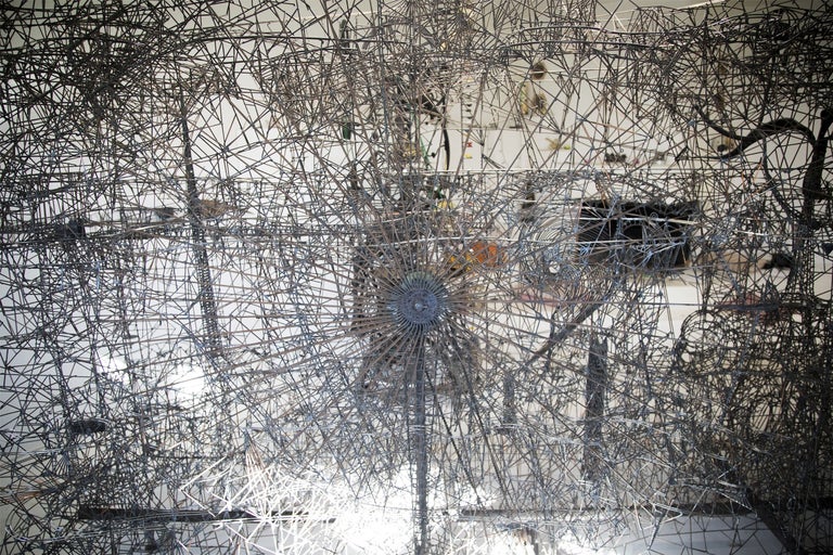 Dekorative Rauminstallation aus Metalldraht