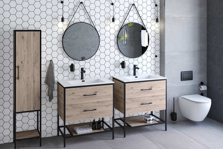 Helles Badezimmer mit zwei Waschtischen, Spiegeln, hängenden Glühbirnen, einem Badezimmerschrank und einer Toilette