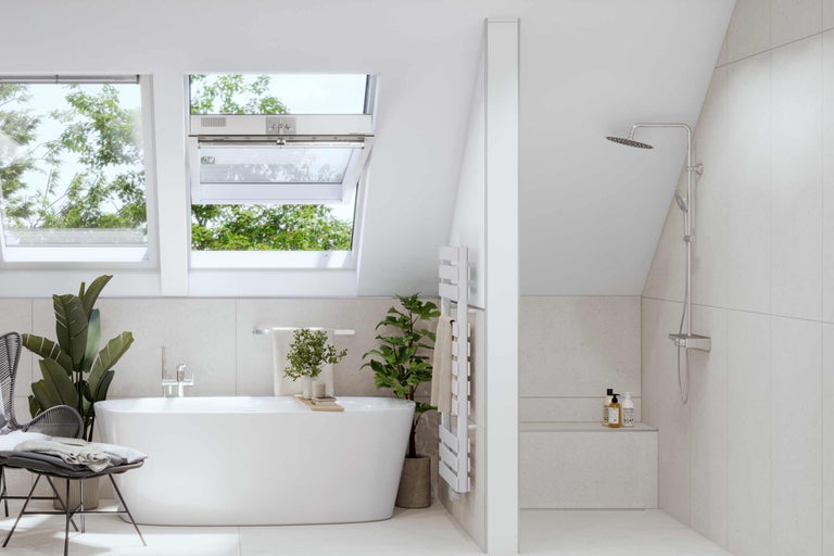 Helles Badezimmer mit Dachfenstern, Badewanne, Dusche und Heizkörper