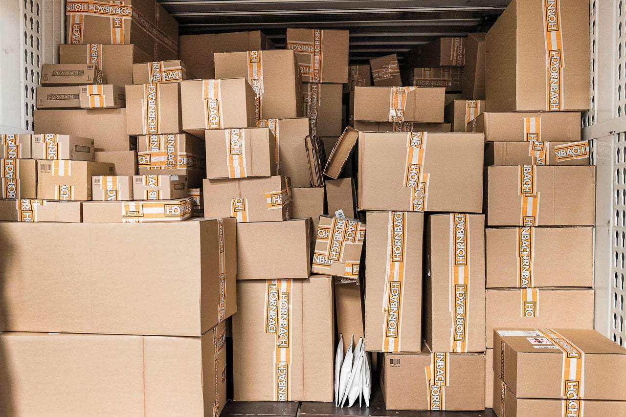 Voller Laderaum eines Lieferwagens mit Kartons, die mit Hornbach Klebeband gesichert sind