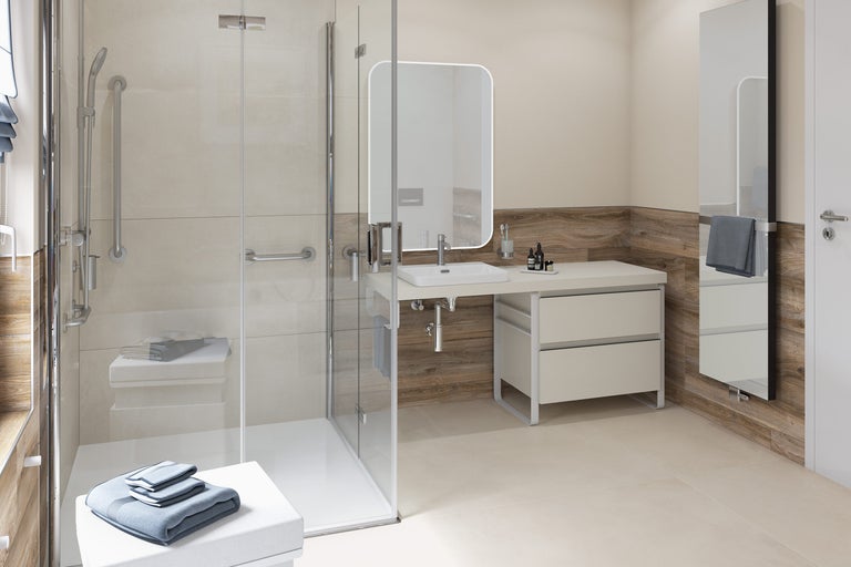 Modernes Badezimmer mit Dusche, Waschbeckenunterschrank und Spiegel