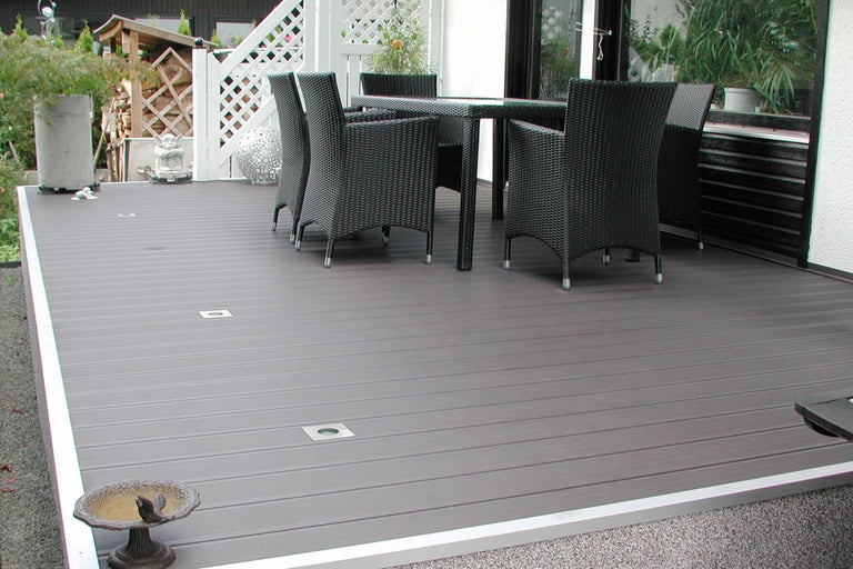 Terrasse mit Dielenboden, Sitzgruppe und Außenbeleuchtung