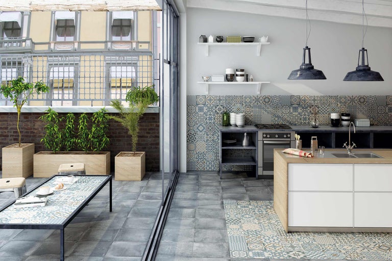 Heller Küchenbereich mit Fliesenboden und Kücheninsel