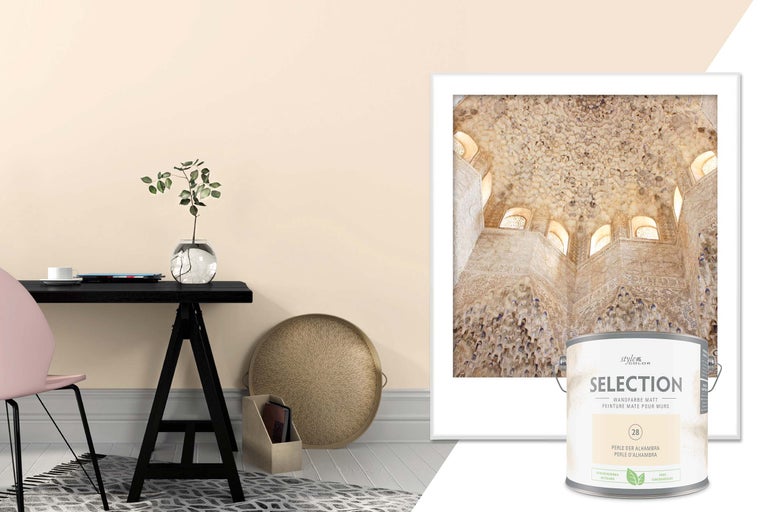 Szene mit StyleColor Selection Wandfarbe Matt Perle der Alhambra, Farbeimer und Wohnaccessoires.