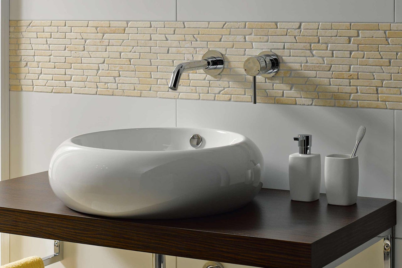 Modernes Badezimmer mit Aufsatzwaschbecken, Armatur und Wandfliesen in Steinoptik