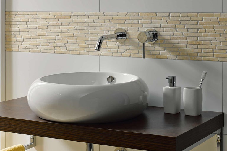 Modernes Badezimmer mit Aufsatzwaschbecken, Armatur und Wandfliesen in Steinoptik