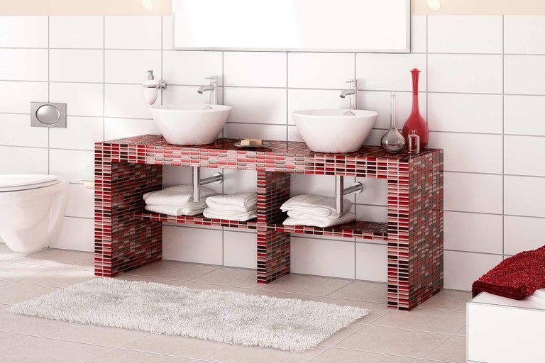 Badezimmer mit Doppelwaschtisch aus Mosaiksteinen, Aufsatzwaschbecken und Handtüchern
