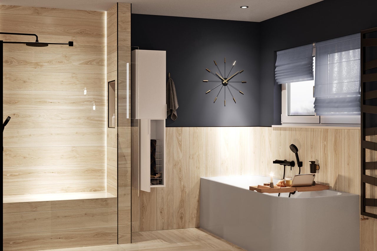 Modernes Badezimmer mit begehbarer Dusche in Holzoptik, weißer Badewanne, schwarzen Armaturen und dunkler Wand mit dekorativer Wanduhr.