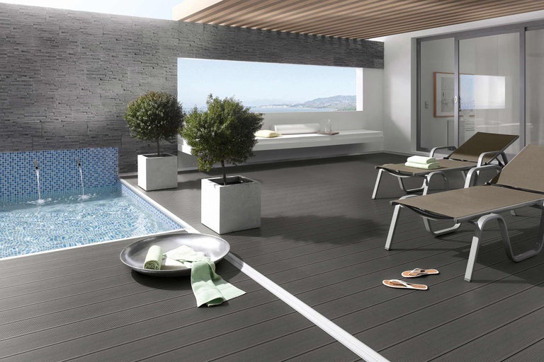 Terrasse mit Pool, Liegestühlen und Bepflanzung