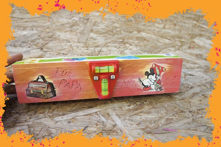 Wasserwaage aus Holz mit Dekorationen