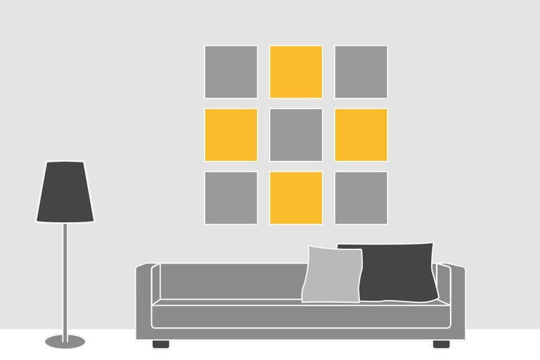Illustration eines Wohnzimmers mit Sofa, Lampe und quadratischen Wandbildern