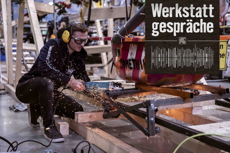 Mann arbeitet mit einer Makita Flex auf einem Metallrahmen in einer Werkstatt; im Hintergrund der Schriftzug Werkstattgespräche