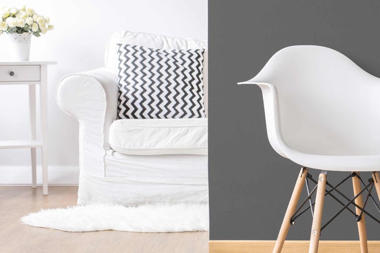 Wohnzimmer-Szene mit Sofa, Kissen, Beistelltisch, Blumen und Stuhl