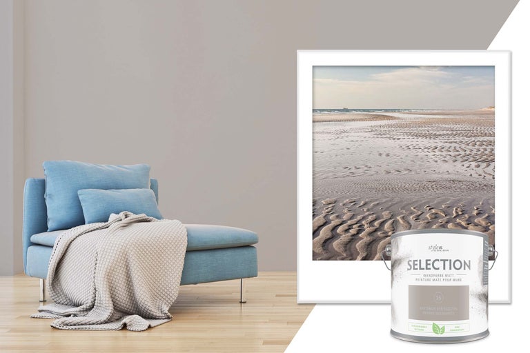 Wohnszene mit Farbeimer, Wandfarbe, Sessel und Bild