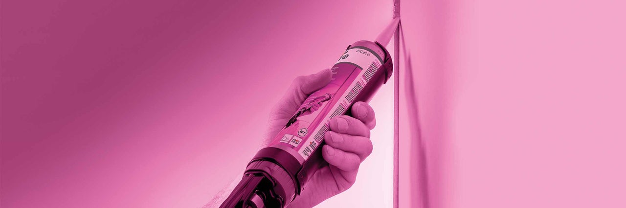 Eine Kartusche Dichtstoff wird auf eine Fuge aufgetragen.