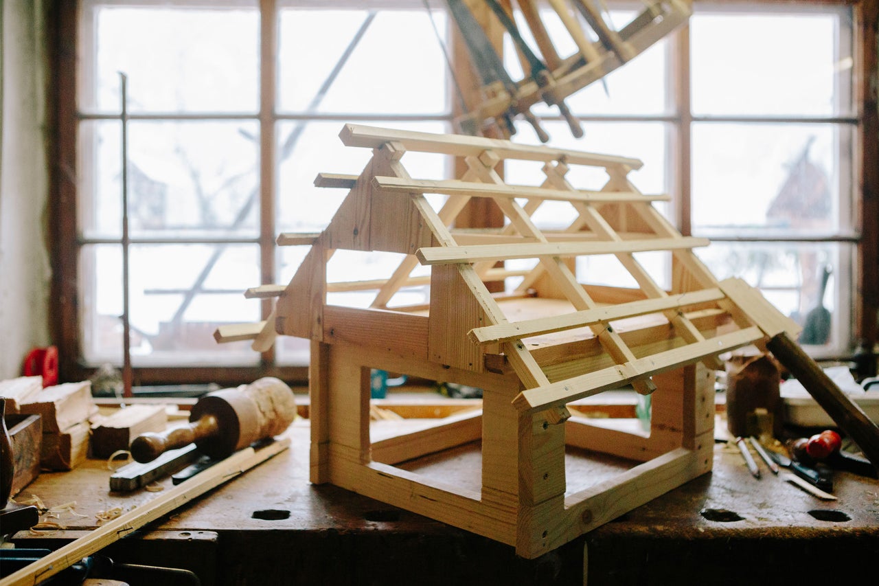 Holzmodell eines Hauses auf einer Werkbank