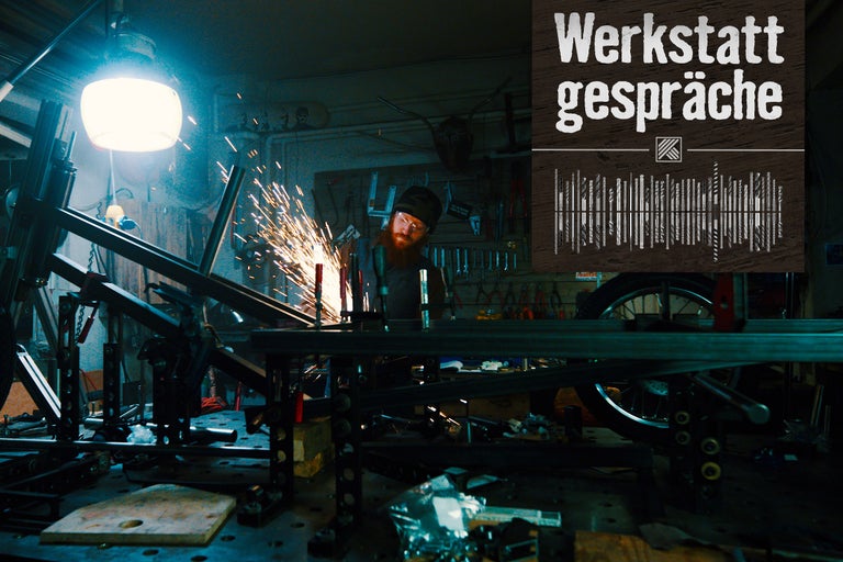Werkstattgespräche: Mann arbeitet in einer Werkstatt mit Metall und Funkenflug.