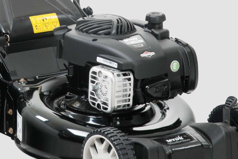 Detailansicht eines Rasenmähers mit Motor