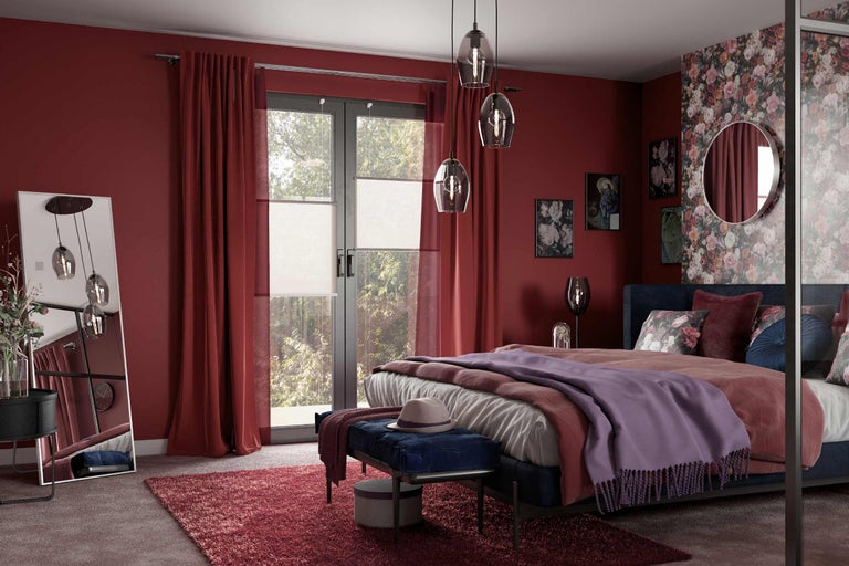 Schlafzimmer mit Bett, Vorhängen, Teppich, Spiegel und Beleuchtung