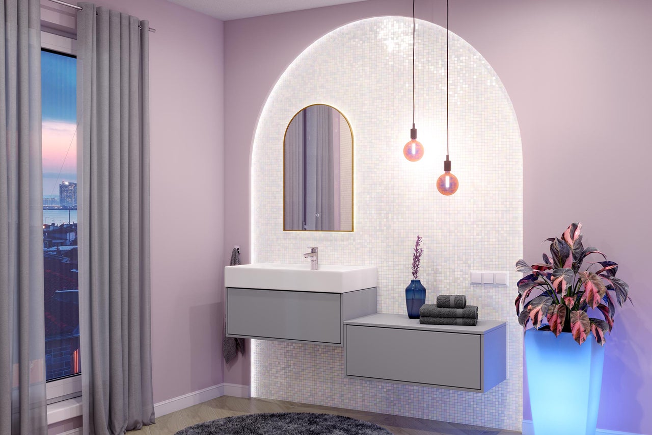 Modernes Badezimmer mit grauem Waschtischunterschrank, weißem Waschbecken, Rundbogen-Spiegel und beleuchteter Mosaik-Wandnische.