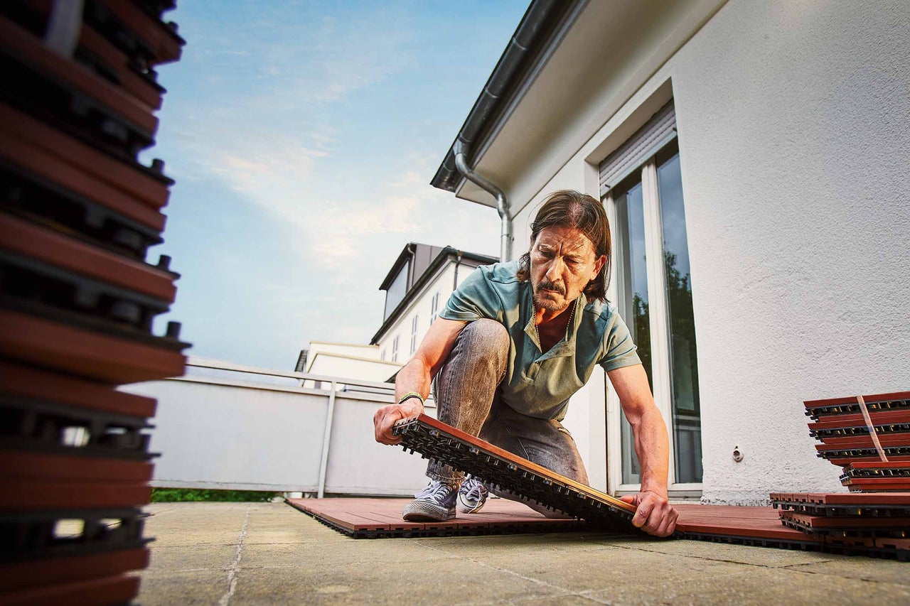 Verlegung von Schieferplatten auf einem Kiesbett