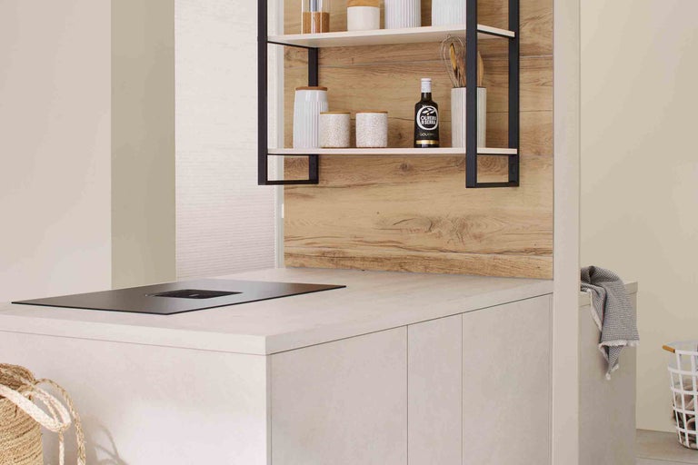 Küchenszene mit Kochfeld, Arbeitsplatte und Regal mit Küchenutensilien