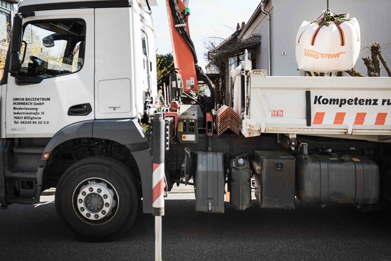 Lkw von Hornbach mit Kran und Big Bag Unio Stone