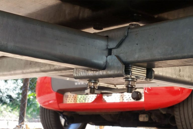 Detailansicht der Anhängerkupplungsbefestigung am Fahrzeug