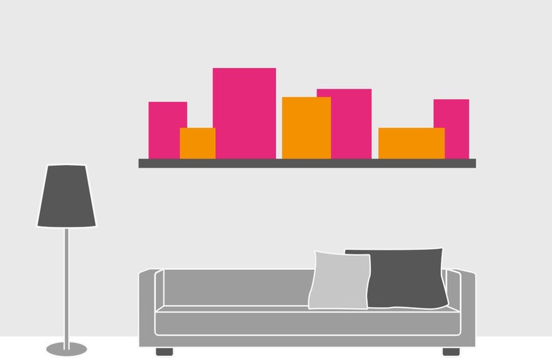 Illustration eines Wohnzimmers mit Sofa, Stehlampe und Wandregal