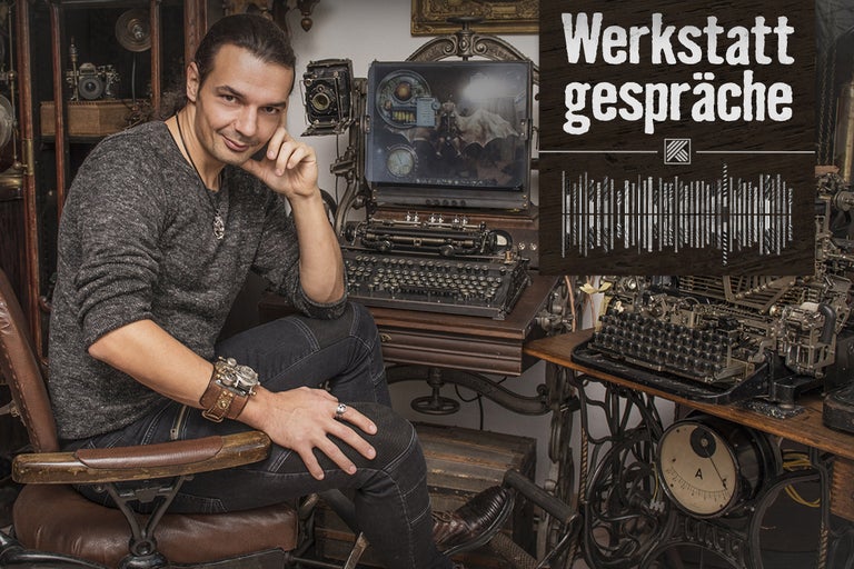 Mann sitzt in einer Werkstatt umgeben von Werkzeugen und Geräten. Im Vordergrund befindet sich ein Banner mit dem Text Werkstattgespräche.