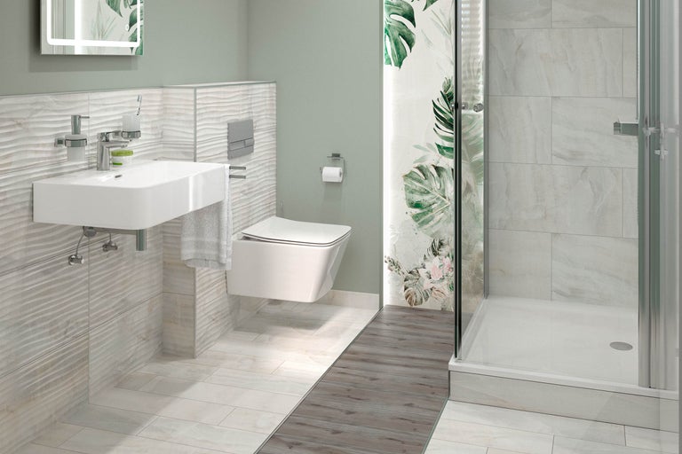 Helles Badezimmer mit Waschbecken, Toilette und Dusche