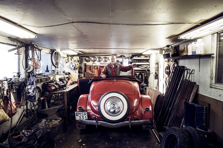 Werkstatt mit Oldtimer und Werkzeug