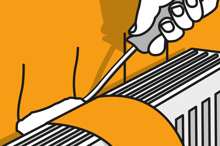 Eine Person justiert mit einem Schraubenzieher ein Heizkörperventil.