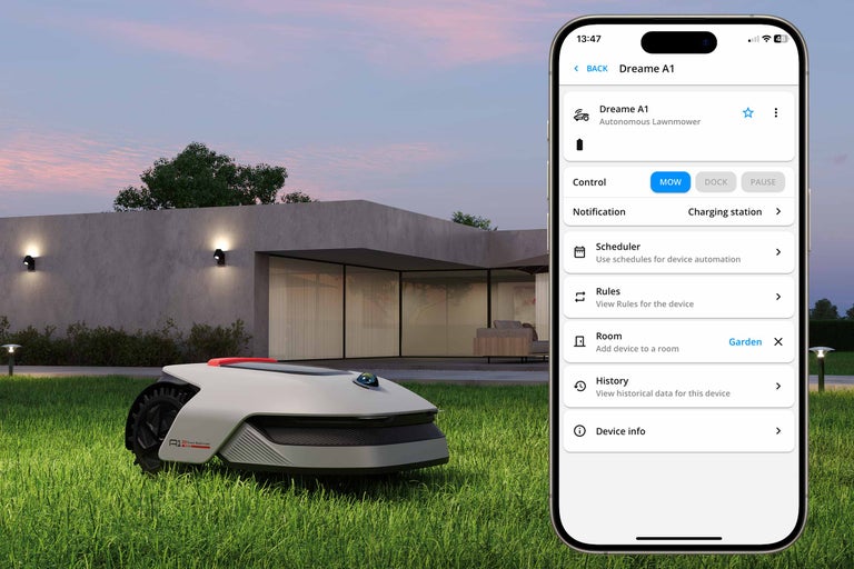 Ein autonomer Rasenmäher auf einer Rasenfläche mit einer Smartphone-App im Vordergrund