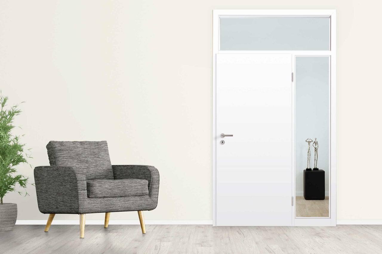 Helles Wohnzimmer mit Sessel und Innentür mit Seitenteil und Oberlicht