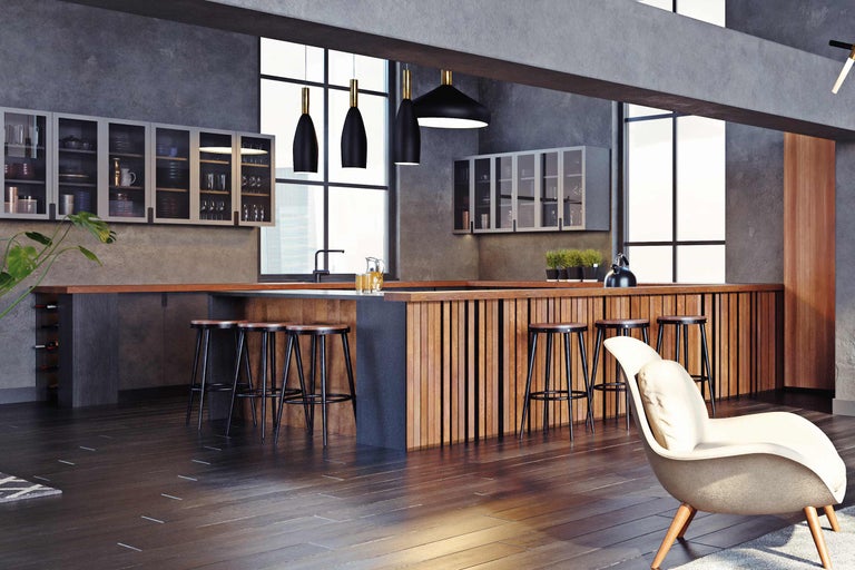 Helle Küche mit Barhockern, Pendelleuchten und Hängeschränken