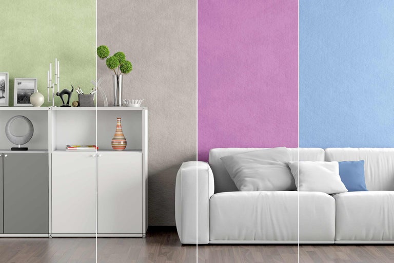 Wohnzimmer mit Regalsystem und Sofa vor farbigen Wänden