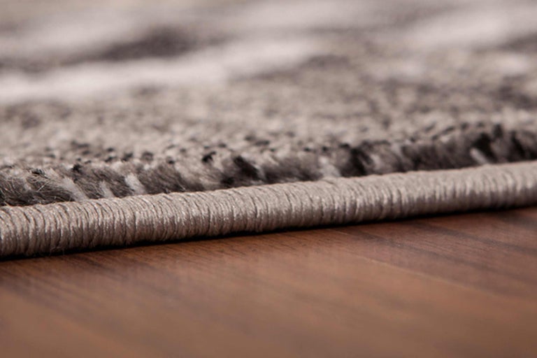 Detailaufnahme eines Teppichs mit melierter Oberfläche