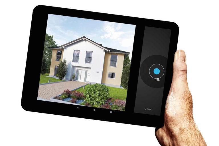 Ein Tablet zeigt eine Hausansicht mit Garten.