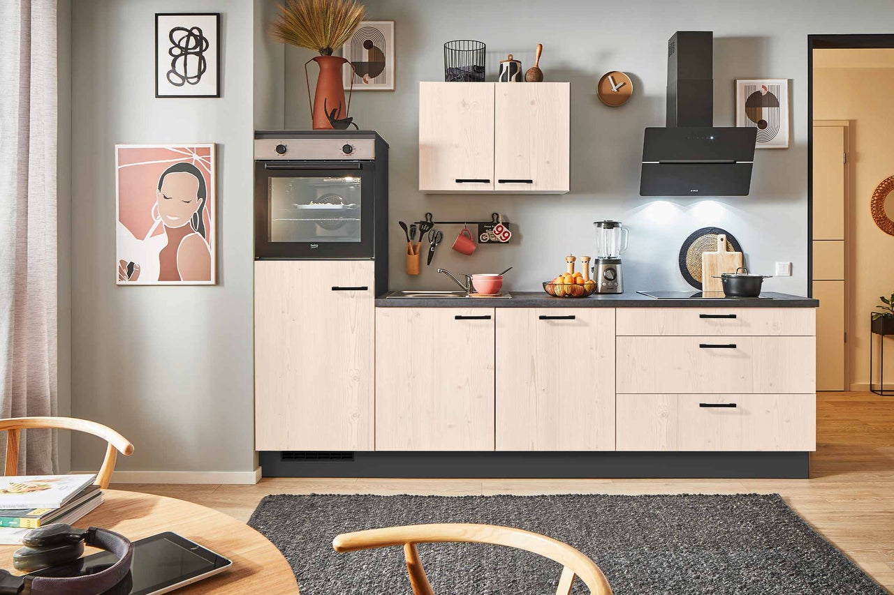 Moderne Küche mit Einbaubackofen, Dunstabzugshaube und hellen Holzfronten