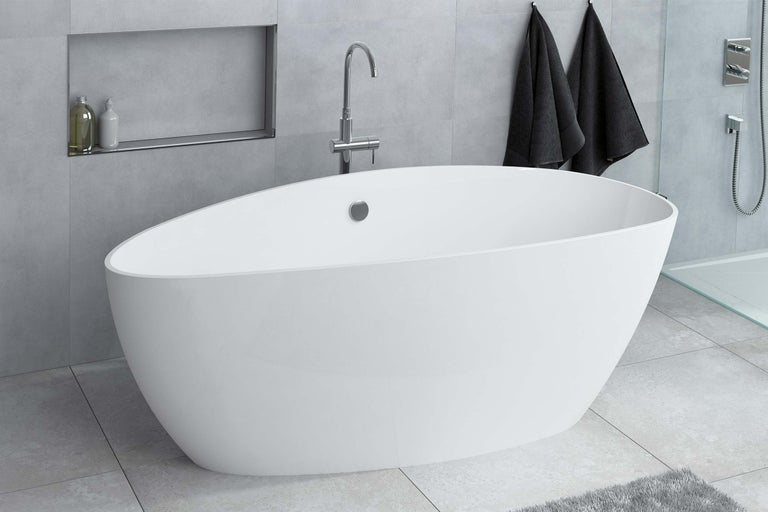 Freistehende Badewanne in einem hellen Badezimmer mit Armatur