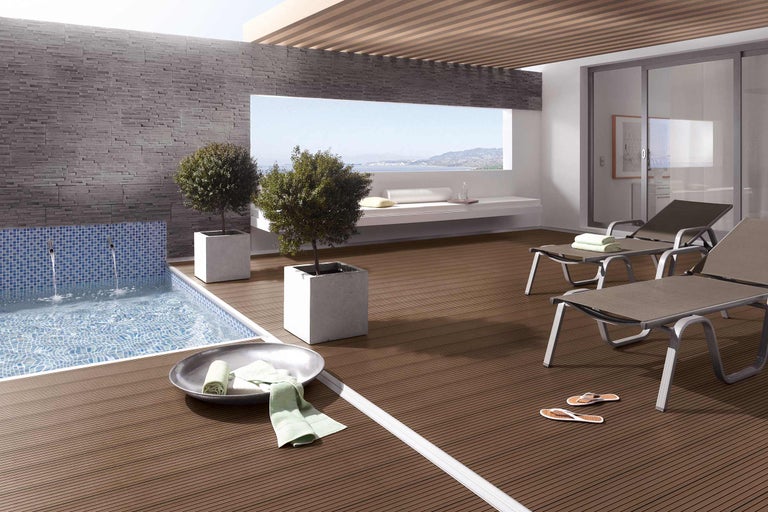 Terrasse mit Holzterrasse, Pool und Liegestühlen