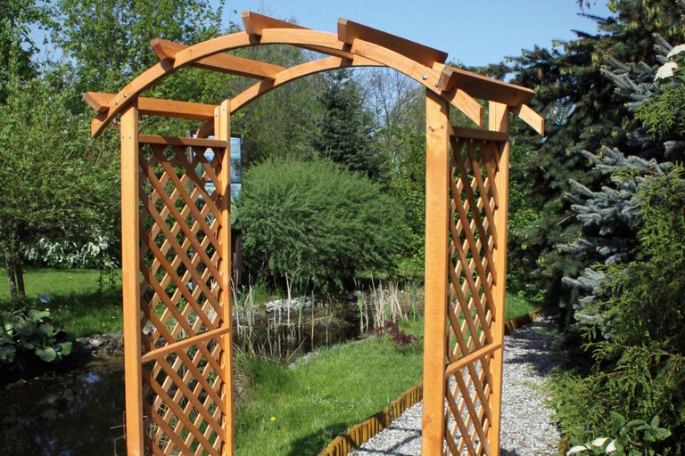 Holzbogen mit Rankgitter im Garten