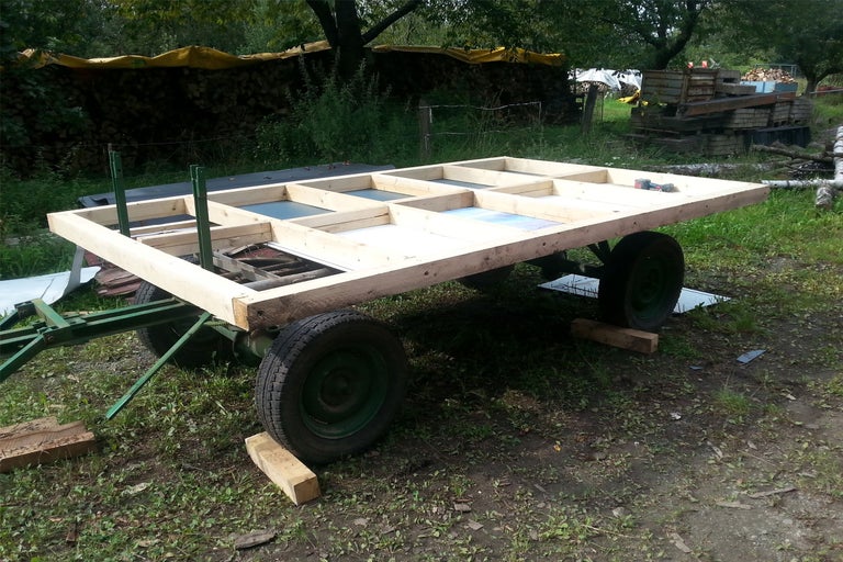 Holzwagen mit Rahmenkonstruktion im Außenbereich